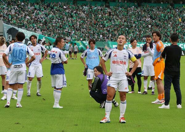 試合に敗れ、空を見つめる新潟の早川史哉=18日、味の素スタジアム
