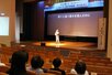 ハリウリサさんが自身の経験を語ったトークイベント=小千谷市土川1