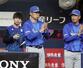 今季初勝利し、拍手するDeNA・相川監督(中央)=1日、京セラドーム