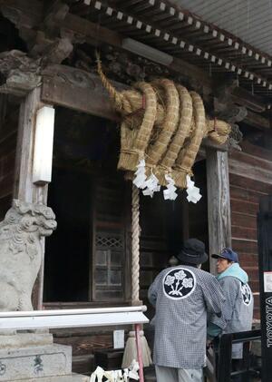 ホラ貝をかたどった珍しい形のしめ縄が奉納された諏訪神社=魚沼市虫野