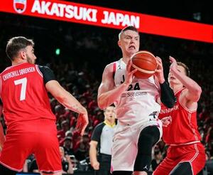 デンマーク戦の第3クオーター、競り合うホーキンソン(中央)=ららアリーナ東京ベイ