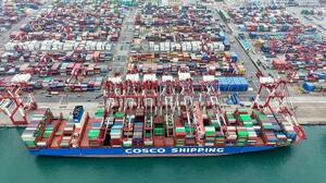 　中国山東省青島市の港に停泊するコンテナ船＝２０２５年１２月（新華社＝共同）