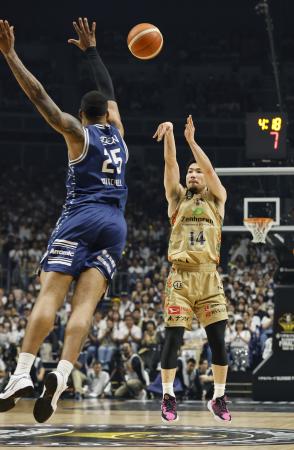 長崎―琉球 第3クオーター、シュートを放つ琉球・岸本=横浜アリーナ