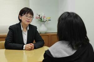 　「継続補導」の定期面接をする大阪府警少年育成室の泉川容子課長補佐＝２月、大阪市天王寺区