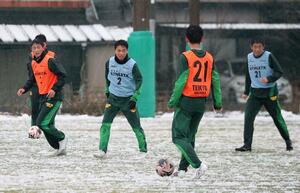 プレミアリーグ開幕に向けて練習する帝京長岡高の選手たち=長岡市