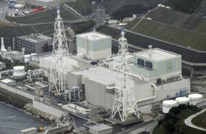 中国電力島根原発2号機(手前)。奥は1号機=2024年11月、松江市
