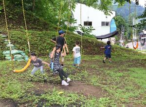 「木のこん」の裏山にあるブランコ。子どもたちが伸び伸びと遊べるようになっている=小千谷市南荷頃