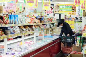 オーシャンシステムが運営する業務スーパー紫竹山店。安さを売りにし、冷凍食品も充実させている=11月29日、新潟市中央区