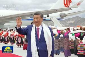 　中国チベット自治区の空港に到着した習近平国家主席。中国国営中央テレビが２０日放映した（同テレビの映像から、共同）