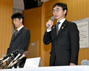 記者会見する大阪メトロの堀元治交通事業本部長(右)=14日午前、大阪市西区