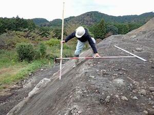 　２０２４年１１月、盛り土の調査をする静岡県職員＝静岡県内