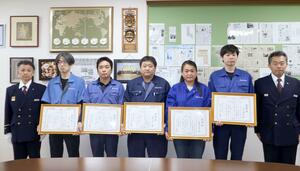 感謝状が贈られた５人＝南魚沼市山崎新田