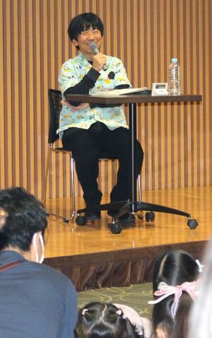 子どもの夢をかなえるために必要なことについて語ったたかいよしかずさん=15日、新潟市中央区万代3