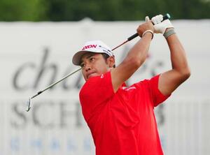 第1ラウンド、13番でティーショットを放つ松山英樹。4アンダーで19位=コロニアルCC(共同)