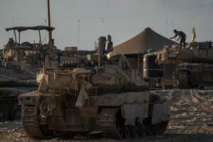 パレスチナ自治区ガザとの境界近くに展開する戦車=21日、イスラエル側から撮影(AP=共同)