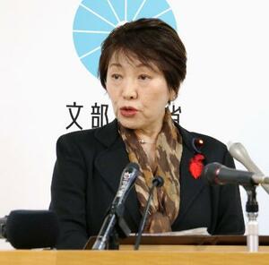 記者会見する阿部文科相=10日午前、文科省