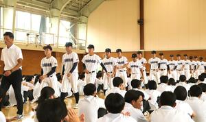 新潟産大付高で開かれた甲子園報告会=26日、柏崎市