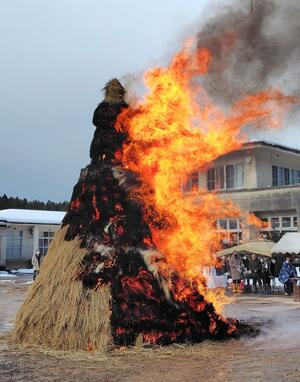 参加者が無病息災などを祈った「さいの神」=五泉市尻上