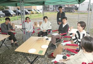 コーヒーを飲みながら、旧柳原分庁舎跡地の利活用について考えたイベント=長岡市柳原町