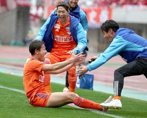 新潟-鹿島 決勝点を決めて、ベンチのメンバーと喜ぶ秋山=デンカビッグスワン