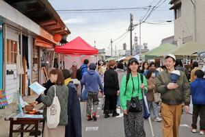 多くの家族連れらでにぎわった朝市=4月6日、新潟市中央区沼垂東3の沼垂テラス商店街