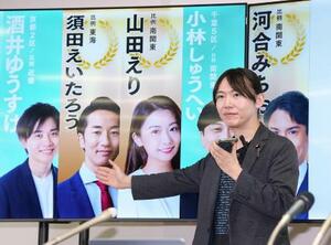 　候補者の当選が決まり喜ぶチームみらいの安野貴博党首＝２０２６年２月８日、東京都港区