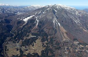 大規模開発を見込んだ土地建物の取引が活発化している妙高市の妙高高原地区=2023年11月(本社ヘリから)