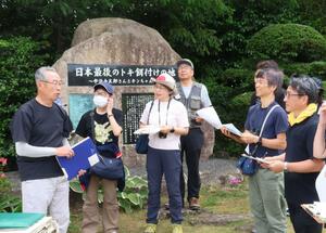 日本最後のトキ「キン」の餌付け地で、地元住民らから当時の様子を聞いたエコツアー=佐渡市田切須