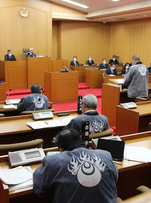 「つがわ狐の嫁入り行列」を盛り上げようと、おそろいの法被を着て会議に臨む町議=阿賀町津川