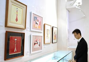 蕗谷虹児の花嫁人形をテーマにした絵や詩集が並ぶ企画展=新発田市中央町4