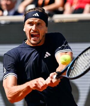 男子シングルス決勝でプレーするアレクサンダー・ズベレフ=パリ(共同)