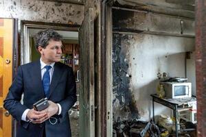 無人機が墜落し、爆発が起きた集合住宅の現場を視察するルーマニアのダン大統領=29日、東部ガラツィ(大統領府提供・ロイター=共同)