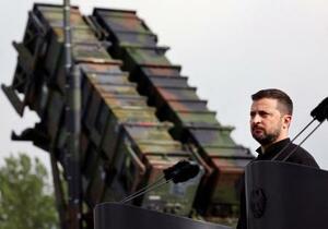 ドイツで米国製防空システムに関するウクライナ兵の訓練を視察するゼレンスキー大統領=6月(ロイター=共同)
