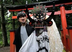 岩手県遠野市の菅原神社で、宮大工に作ってもらったしし頭を持つ富川岳。「分身のような感じがして、とても思い入れがあります」。神社の例大祭で、張山保存会がしし踊りを披露している=2025年9月(撮影・林昌三)
