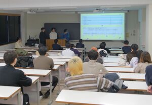 企業分析の成果を発表する学生=新潟市西区