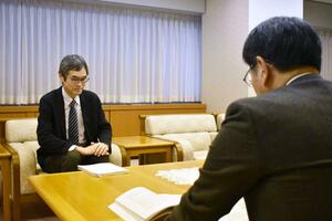 中原八一市長に包括外部監査結果を報告した公認会計士の植木謙治氏＝新潟市役所