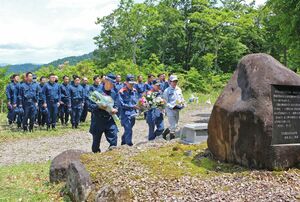 浅草岳遭難事故の犠牲者の冥福を祈る関係者=11日、魚沼市大白川