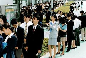 旧労働省が求人票を集めた展示会には、開会前から大学生らの長い列ができた=1994年7月、東京都文京区の東京ドーム