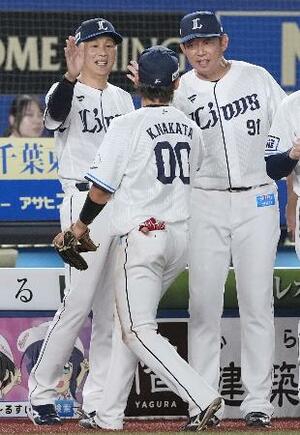 延長12回引き分けに終わり、ナインを迎える西武・西口監督(左)=ZOZOマリン