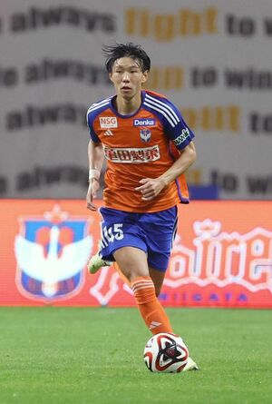 川崎戦で攻守にわたって活躍したDF稲村隼翔=10月9日、ビッグスワン