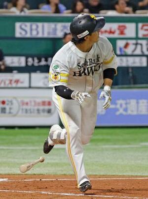 4回ソフトバンク2死一塁、野村が左越えに2ランを放つ=みずほペイペイドーム
