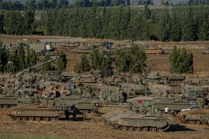 9月30日、レバノン国境地帯のイスラエル側に集結したイスラエル軍用車(ゲッティ=共同)
