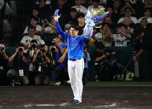 花束を手に、ファンの声援に応えるDeNA・三浦監督=甲子園