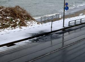 道路上に残る車両火災の痕跡＝１２月２７日、上越市虫生岩戸