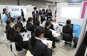 2026年春卒業予定の学生向けに開かれた合同会社説明会=3月1日、新潟市中央区
