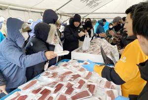 新鮮な魚を買い求める人でにぎわった「寒ぶりまつり」=12月8日、佐渡市鷲崎
