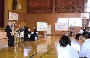 竹俣特別支援学校の音楽鑑賞会＝新発田市下楠川