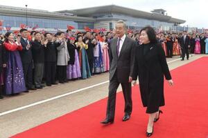 　平壌国際空港で北朝鮮の崔善姫外相（手前右）と肩を並べて歩く中国の王毅外相＝９日（共同）