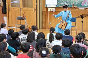 千手小の児童が馬頭琴について学びを深めた演奏会=長岡市千手2