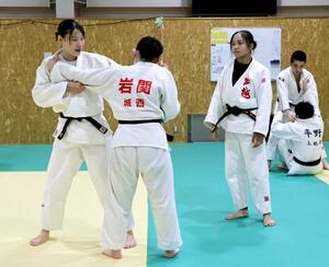 柔道の技術指導をする新添左季選手(左)=上越市の上越高